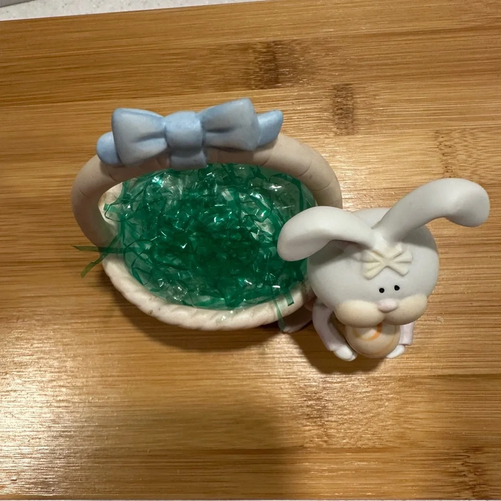 Vintage Easter 1986 George Good Ceramic White Bunny Rabbit Basket Figurine Decor